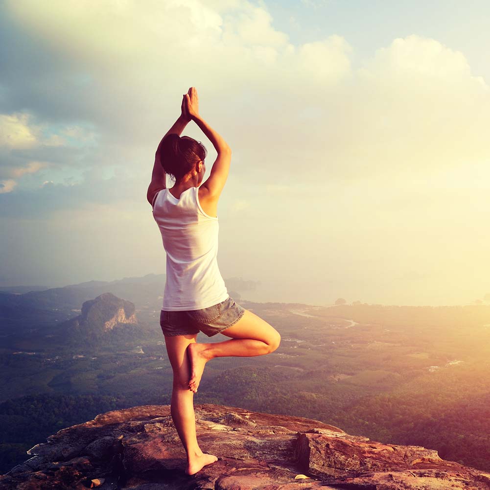 detox yoga wirkung frau steht auf berg yoga